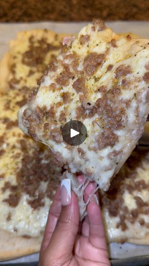 School Breakfast Pizza, White Sausage Gravy, Ground Breakfast Sausage, Pillsbury Pizza Crust, Pillsbury Pizza, White Sausage, Breakfast Pizza Recipe, 2023 School, White Gravy