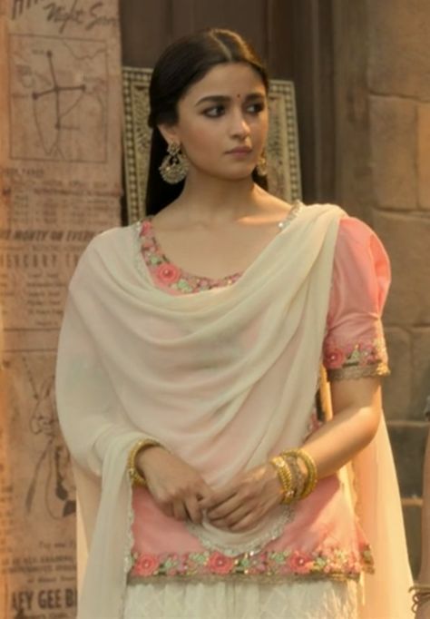 Alia Bhatt Saree, Alia And Varun, Bollywood Theme, Alia Bhatt Photoshoot, Mehendi Outfits, Lehenga Designs Simple, Indian Look, Bollywood Outfits, Desi Fashion Casual