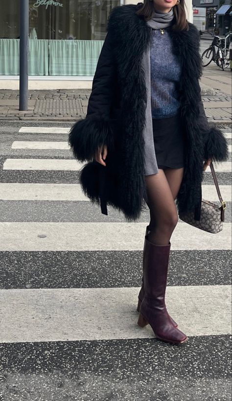 Black Fur Jacket, Vintage Armani, Quoi Porter, I'm With The Band, Suede Coat, Winter Trends, Coat Outfits, Black Faux Fur, Mode Inspo