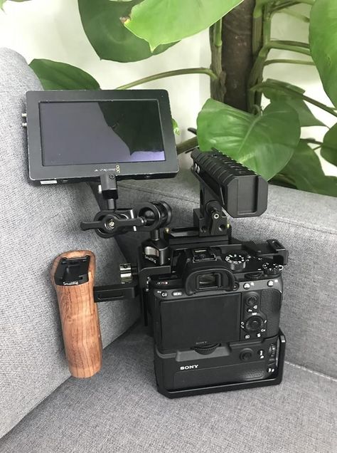 Filmmaking Gear, Sony A7riii, Film Equipment, Dslr Photography Tips, Castle Tv Shows, Sony A7iii, Diy Camera, Film Photography Tips, Camera Rig