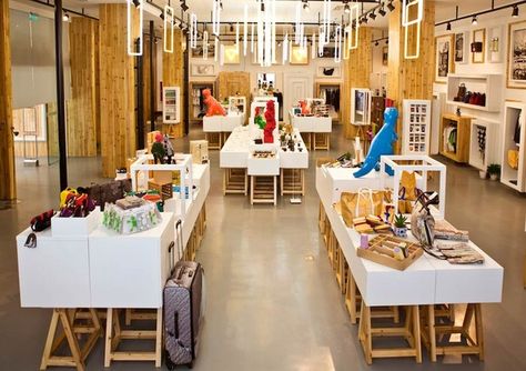 Interior Design Shop Retail Store Design, Retail Space, Design Typography, Studio Space, Retail Design, Visual Merchandising, Travel Guides, Design Furniture, Creative Space