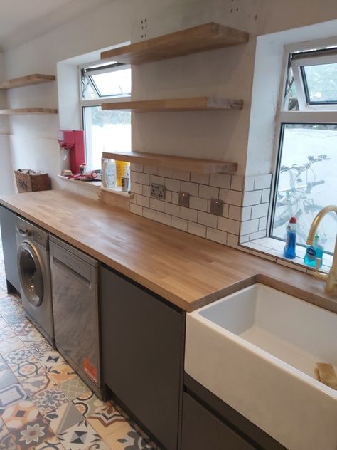 Floating oak shelves made from left over worktop on Howdens kitchen Howdens Kitchen, Kitchen Oak, Oak Worktop, Howdens Kitchens, Old School House, Oak Shelves, School House, Left Over, Work Tops