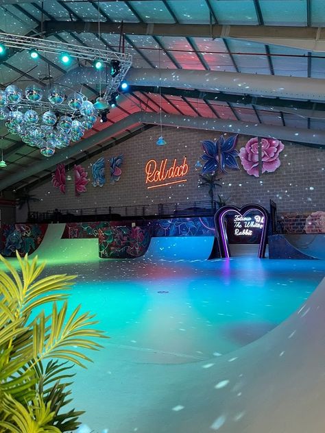 Roller Skating Rink Exterior, Roller Skating Rink Design Ideas, Skating Rink Ideas, Outdoor Roller Skating Rink, Roller Skating Rink Aesthetic, Roller Rink Aesthetic, Skating Rink Aesthetic, Skatepark Aesthetic, Roller Skating Aesthetic