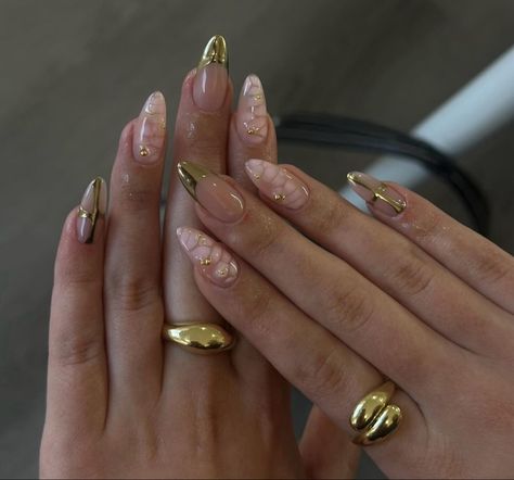 New Years Nail Inspo 2025, Pretty Gold Nails, Gold Chrome Square Nails, Trendy New Years Nails, Minimal Gold Nails, Almond Nails Gold Designs, Simple Aura Nails, Golden Nails Designs Classy, Yellow And Gold Nails Design