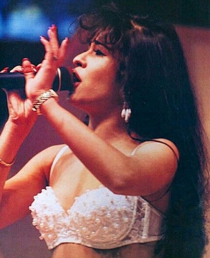 Selena Quintanilla at the Houston Astrodome Woman Singing, Selena Q, Tejano Music, Selena Quintanilla Perez, Selena Quintanilla, Beautiful Person, Fav Celebs, Her Music, Role Models