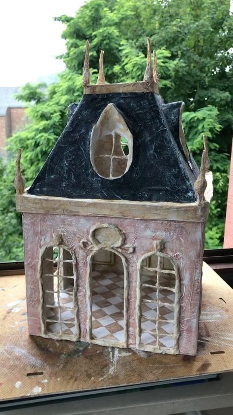 heinzundbrummel on Instagram: My little paper garden pavilion is nearly finished. 🏰 Making a tiny canopy bed is all left to do now ... and then I can dream away ☺️ Paper Mache Doll House, Cute Paper Mache Ideas, Paper Mache Projects Ideas, Clay Doll House, Paper Mache Houses, Paper Doll Accessories, Cardboard Paper Mache, Paper Mache Ideas, Paper Mache House