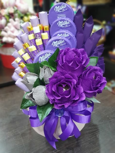 Candy Bouquet With Flowers, Flower Making With Ribbon, Birthday Candy Bouquet, Candy Gifts Diy, Chocolate Flowers Bouquet, Chocolate Bouquet Diy, Candy Bouquet Diy, Diy Projects Gifts, Flower Gift Ideas