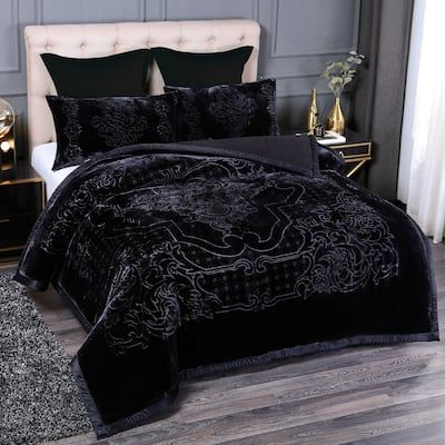 Gothic Decor Bedroom, Goth Bedroom, Gothic Bedroom, Winter Blanket, Goth Home, Goth Home Decor, Dark Home, Korean Design, Warm Blanket