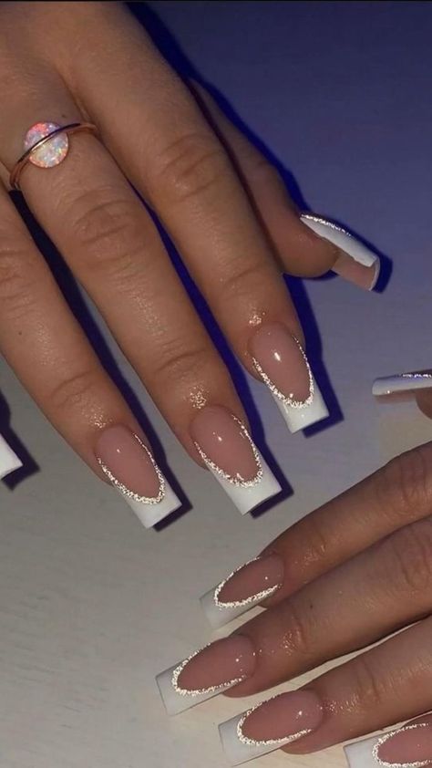 The latest nail style trend to hit Instagram is a creative way to celebrate the season. Users are uploading images of nails painted to look like the knit sweaters that are perfect for this time of the year. Nail Designs Trends, Nails Painted, Neon Nail Art, Glitter French Tips, Graduation Nails, Nail Trend, Red Nail Designs, Nail Style, Tip Nails