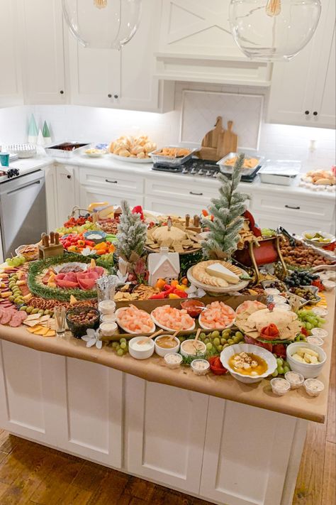 Family Christmas Event Ideas, Christmas Eve Brunch Party, Hosting Gingerbread House Party, Christmas Themed 30th Birthday Party, Christmas Party Kitchen Island, Classy Christmas Party Food, Christmas Party Food Display Ideas, Brunch Holiday Party, Swanky Christmas Party