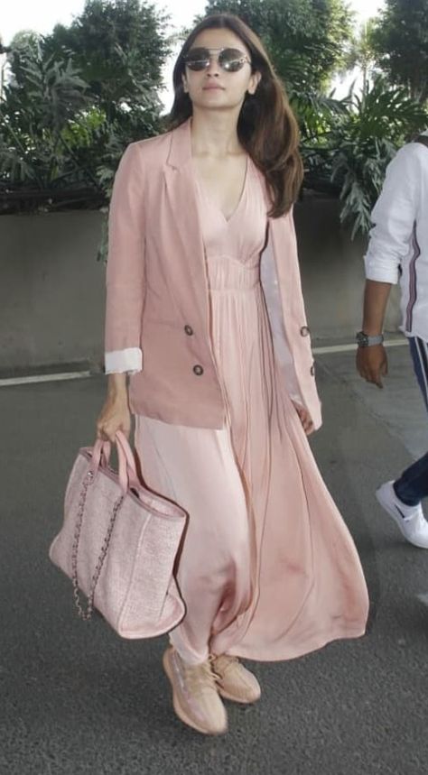 Pink Long Jacket Outfit, Alia Bhatt Street Style, Alya Bhatt, Burka Design, Bengali Woman, Long Jacket Outfit, Aaliya Bhatt, Aliya Bhatt, Girl Fashion Style