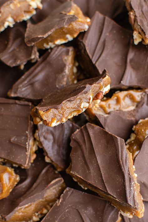 Betty Crocker Toffee Recipe, Butter Toffee Pecans, Pecan Toffee Recipe, Butter Toffee Recipe, Pecan Toffee, Easy Toffee, Christmas Bakes, Homemade Toffee, Toffee Recipe