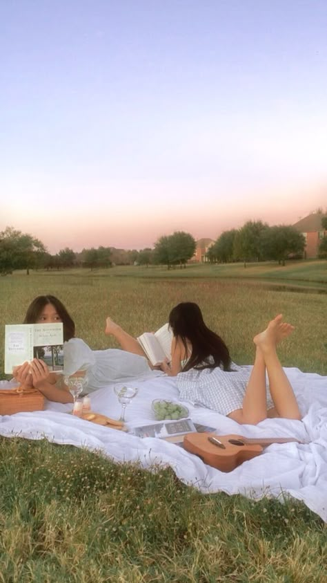 a picnic of my dreams !! Diy Picnic Photoshoot, Picnic Pictures Aesthetic, Picnic Photoshoot Poses, Bestie Picnic Ideas, Cute Picnic Pictures, Picnic Best Friend, Picnic Picture Ideas Instagram, Picnic Poses Photo Ideas Friends, Cottage Core Photoshoot Ideas