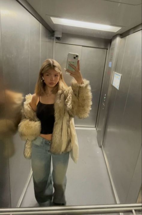 Winter Outfits Fluffy Jacket, How To Dress Cute In Winter, Fluffy Coat Outfit Winter, Fluffy Coat Outfit, Fluffy Jacket Outfit, Cute Winter Fits, Fur Jacket Outfit, Jacket Fluffy, Coat Outfit Casual