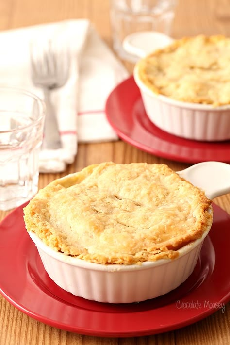 Chicken Pot Pie For Two In Ramekins - Homemade In The Kitchen Chicken Pot Pie For Two, Pot Pie For Two, Chicken Dinner For Two, Veggie Pot Pie, Chicken Recipes For Two, Homemade Chicken Pot Pie, Romantic Meals, Pot Pies Recipes, Biscuits Recipe