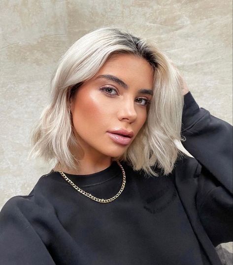 Platinum Blonde With Shadow Root Short, Platinum Bob With Shadow Root, Black Roots And Blonde Hair, Dark Roots Platinum Hair, Platinum Hair Dark Roots, Short Blonde Hair Dark Roots, Blonde Bob With Dark Roots, Asian Blonde, Shadow Root Blonde