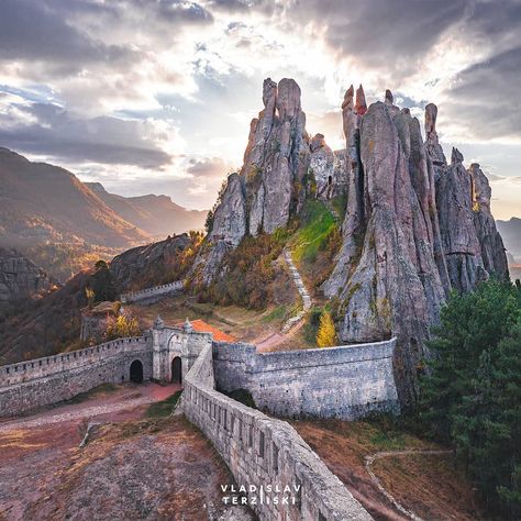 @vladislav_terziiski Visiting the beautiful rocks and Fortress of Belogradchik, Bulgaria. A beautiful and historic site in Western Bulgaria. f you want to see… Ancient Civilizations, Beautiful Buildings, Eastern Europe, Fantasy Landscape, Roman Empire, Ancient History, Tourist Attraction, Monument Valley, Bulgaria