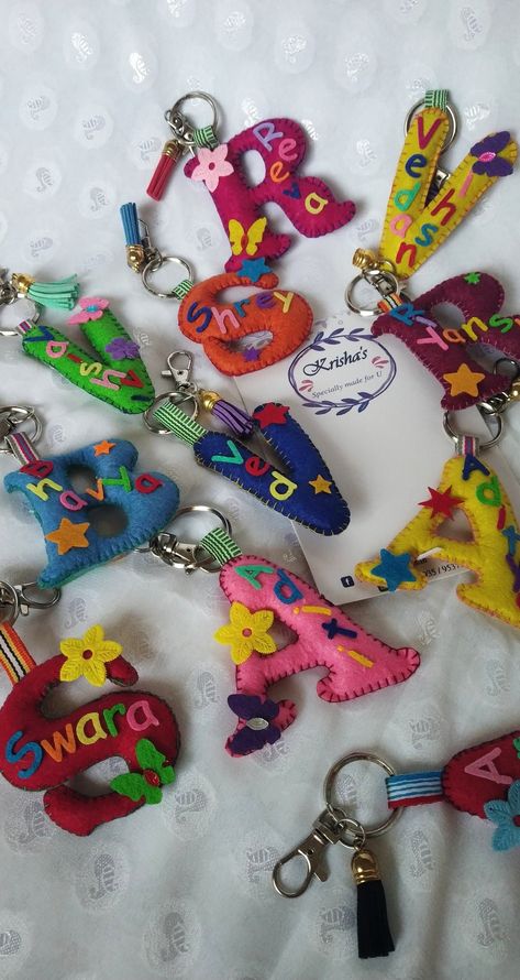 Diy Keyring Ideas, Diy Keyring, Felt Keychain, Felt Name, Fabric Crafts Diy, Crochet Hair Accessories, Handmade Charms, Felt Diy, Felt Fabric