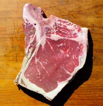 A Club Steak is smaller than a T-Bone or Porterhouse Steak, and rectangular shaped (in some regions, it is a triangular cut.) It is basically a Strip Loin Steak, but that name is reserved for the boneless steak that is cut from the start of the Short Loin area, right next to where the Prime Rib area ended. http://www.cooksinfo.com/club-steak Club Steak Recipes, Strip Loin Steak, Porterhouse Steak Recipe, Steak Recipes Pan Seared, Delmonico Steak, Boneless Pork Chop Recipes, Boneless Ribs, Rib Steak, Porterhouse Steak