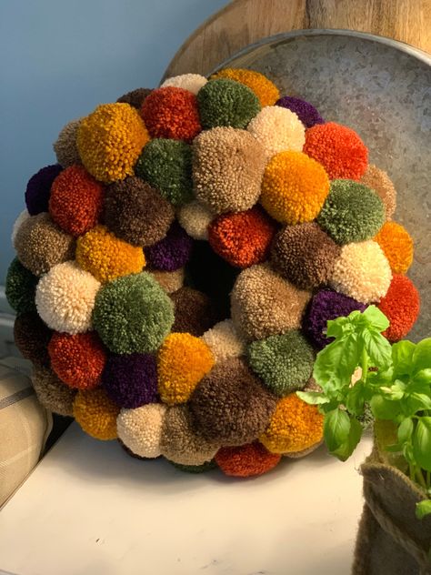 Autumnal Wreath Decorative Wreaths, Autumn Pompom Wreath, Autumn Pom Pom Wreath, Home Made Wreath, Fall Pom Pom Wreath, Autumn Wreaths Diy, Autumn Decor Diy Ideas, Handmade Wreaths Diy, Autumnal Crafts