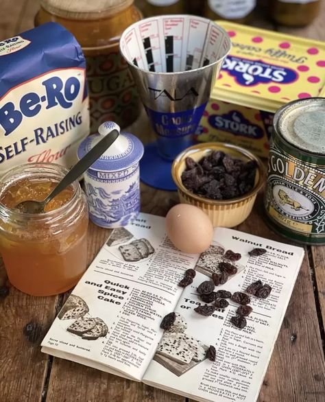 Vintage Recipes - Old Fashioned Retro Baking with Lavender and Lovage Cooking Vintage, Baking Aesthetic, Lavender Recipes, Walnut Bread, Pin Boards, Vintage Baking, Baking Mix, Tea Cakes, Simple Ideas