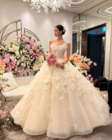 Wedding Korean, Korean Bride, Wedding Korea, Korean Wedding Dress, Wedding Dresses For Girls, Wedding Dress Couture, Easy Trendy Outfits, Beautiful Wedding Dresses, Ball Gowns Wedding