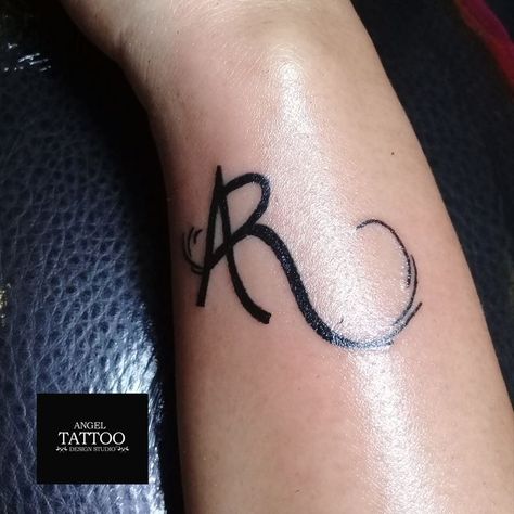 A R Tattoo, Tato Nama, Letter R Tattoo, Name Tattoo On Hand, Font Tato, Couple Tattoos Love, Tattoo For Boyfriend, Tattoo Couple