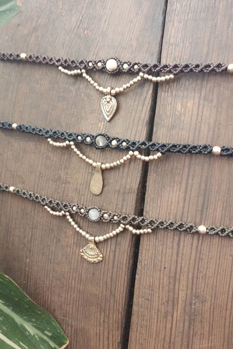 Beaded Macrame Jewelry, Macrame With Charms, Macrame Beaded Necklace, Macrame Choker Pattern, Macrame And Beads, Macrame Choker Diy, Macrame Choker Tutorial, Macrame Necklace Pattern, Makrame Jewelry