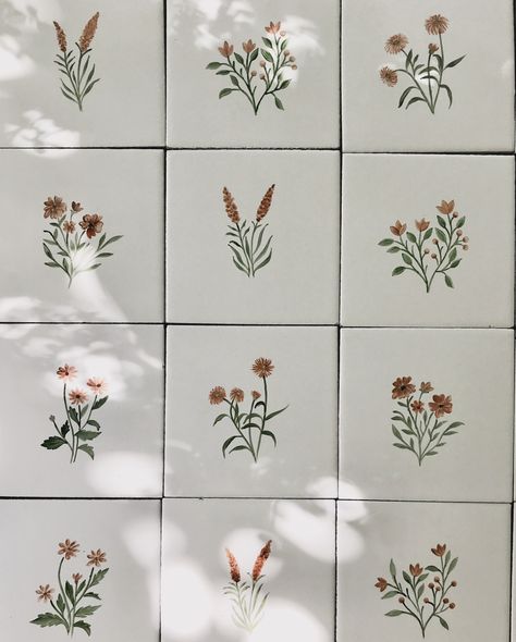 🌸6 of our favourite floral tile projects! Swipe to see them all and tell me your favourite :) It’s no surprise that floral designs are what we paint the most on our custom kitchen tiles - there’s an old-world, vintage charm to handpainted floral tiles, and whenever I picture a kitchen with pretty floral tiles, I imagine a warm, cosy home where memories are made over lovingly cooked food! Here are some of my favourite floral tile projects - ranging from monochromatic browns and blues to paste... Kitchen Tiles Aesthetic, Tile In Kitchen Wall, Vintage Backsplash Kitchen Tile, Ceramic Flower Tiles, Vintage Food Painting, Different Tiles On Floor, Cottagecore Tile, Patterned Kitchen Tiles Backsplash Ideas, Floral Tiles Kitchen