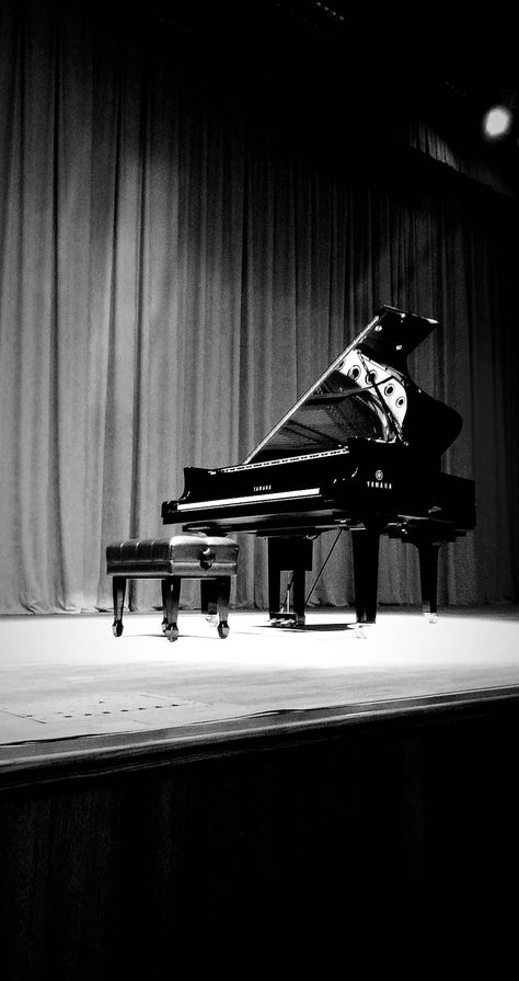 Grand Piano Photography, Piano Jazz Aesthetic, Dark Piano Aesthetic Wallpaper, Pianist Wallpaper, Piano Aesthetic Vintage, Piano Aesthetic Wallpaper, Pianist Photography, Playing Piano Photography, Jazz Background