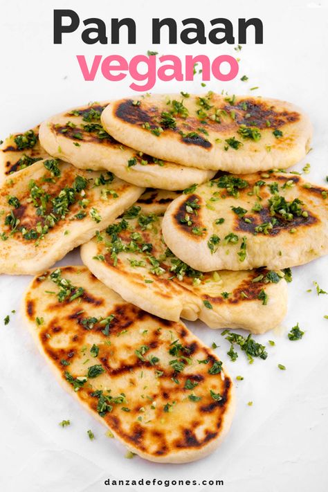 Pan naan vegano, delicioso y listo solo con tan solo 7 ingredientes. ¡Una maravillosa guarnición para muchos platos indios! #vegano #vegetariano #plantbased #pannaan #pancasero Vegan Naan, Vegan Breads, Plant Based Yogurt, Indian Dinner, Naan Recipe, Vegan Yogurt, Vegan Bread, Chickpea Curry, Vegan Cookbook