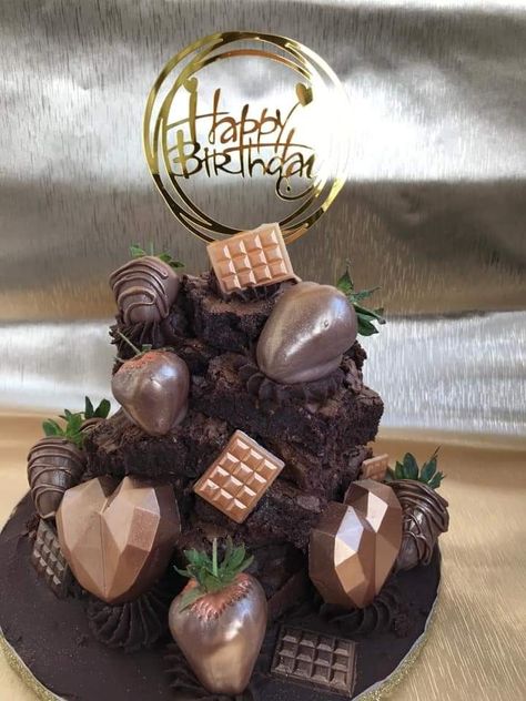 Brownie Birthday Cake Tower, Brownies Presentation, Brownie Tower Ideas, Brownies Ultah, Brownie Stack, Brownie Tower, Stack Cakes, Decorated Brownies, Birthday Cake Alternatives