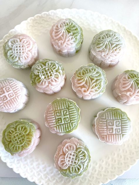 Happy mid-autumn festival! 🌕Celebrate with matcha & strawberry snowskin mooncakes filled with custard and strawberries 🥮 Mid Autumn Festival Recipes, Snowskin Mooncake Filling, Sweet Mooncake Recipe, Asian Desserts Aesthetic, Snowskin Mooncake Recipe, Matcha Mooncake, Snowy Mooncake, Snowskin Mooncake, Matcha Strawberry