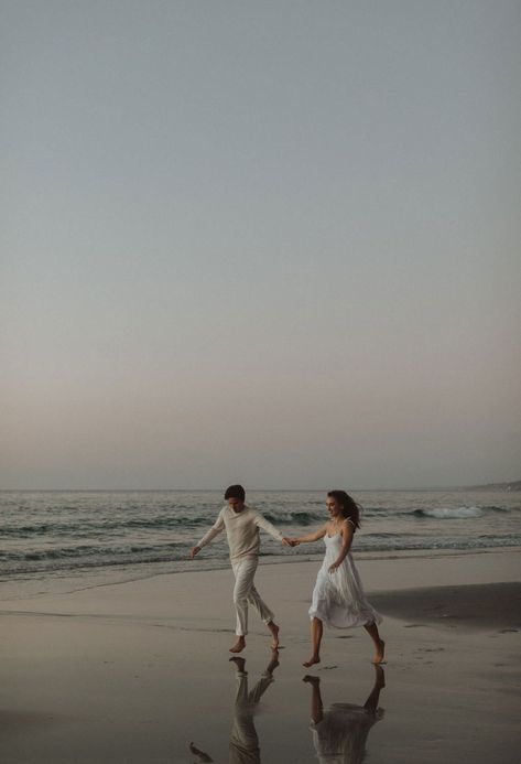 Pre Wedding Praia, Engagement Photo Shoot Beach, Beach Photoshoot Ideas, Photoshoot At The Beach, Engagement Pictures Beach, Couples Beach Photography, Shooting Couple, Couple Beach Pictures, Wedding Fotos