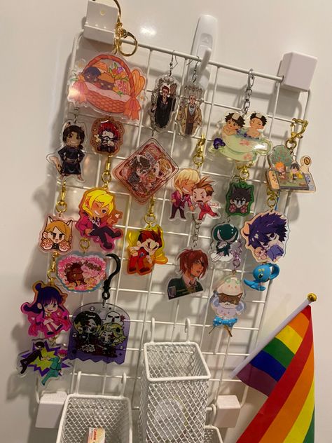 Keychain Storage Ideas, Acrylic Charm Display, Keychain Collection Display Ideas, Keychain Collection Display, Keychain Display Ideas, Stand Reference, Keychain Display, Merch Ideas, Drawing Table