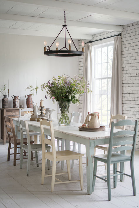 Gorgeous White Dining Room Ideas White Chairs Wood Table, White Dining Room Ideas, Provincial Home, Sunroom Decorating, Grey Dining Room, Diy Dining Table, White Dining Table, White Dining Room, Artsy Style