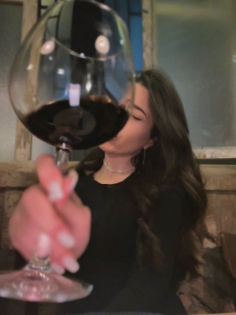 Call nine wine wine 📞 Wine And Dine Aesthetic, Wine Aunt Aesthetic, Wine Mom Aesthetic, Wine Girl Aesthetic, Wine Tasting Aesthetic, Wine Glass Photo, Wine Selfie, Red Wine Aesthetic, Wine Glass Photography