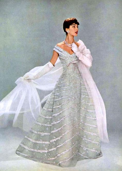 The "Face of Chanel": 45 Stunning Photos of Marie-HÃ©lÃ¨ne Arnaud in the 1950s ~ vintage everyday Kristina Webb, Detail Couture, Fifties Fashion, Look Retro, Fashion 1950s, Dior Haute Couture, 1950s Style, فستان سهرة, Vintage Gowns