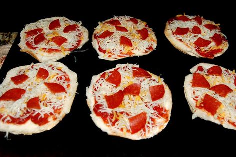 Leftover Hamburger Buns, Pizza Type Recipes, Mini Pizza Recipes, Hamburger Rolls, Individual Pizzas, Mini Hamburgers, Bite Size Food, Pizza Sauce Recipe, Pizza Sauce Homemade