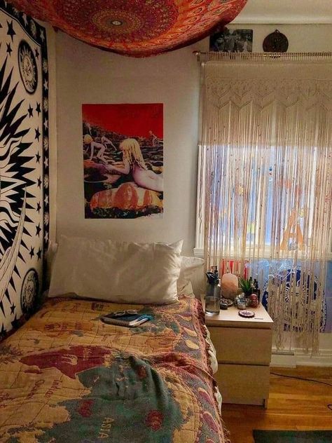 Earthy College Dorm, Indie Dorm Room Ideas, Indie Tapestry, Boho Bedroom Aesthetic, Uni Dorm, Boho Dorm, Room Green, Hippy Room, Dorm Inspo