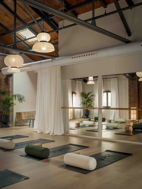 Pilates Studio Design, Yoga Studio Interior, Sala Yoga, Yoga Studio Ideas, Pilates Room, Yoga Room Design, Dance Studio Design, Home Yoga Room, Yoga Shala