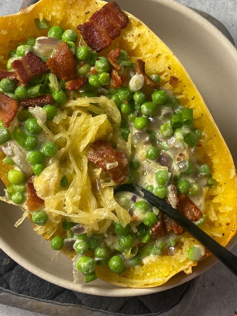 Spaghetti Squash with Bacon and Peas Spaghetti Squash Bacon, Bacon Spaghetti Squash, Creamy Spaghetti Squash, Easy Spaghetti Squash, Healthy Spaghetti, Creamy Spaghetti, Best Spaghetti, How To Make Spaghetti, Healthy Comfort