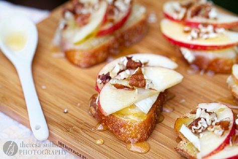 Apple Brie, Thanksgiving Appetizers, Party Food Appetizers, Party Snacks, Yummy Appetizers, Appetizers Easy, Brie, Appetizer Snacks, Fall Recipes