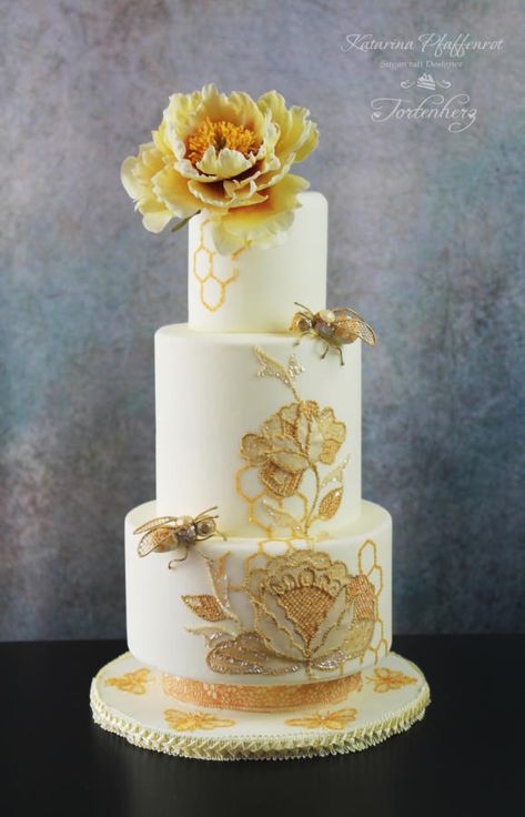 Way too big but OMG those flowers! Bees weddingcake by Tortenherz Bee Wedding Theme, Bee Wedding Cake, Violet Cakes, Honeycomb Cake, Honey Wedding, Wedding Cake Prices, Bee Wedding, Bee Cakes, Cake Pricing