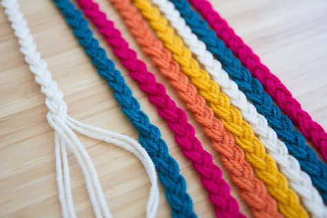 Diy Bracelets Yarn, Braiding Yarn, Hair Tie Organizer, Braided Yarn, Face Moisturizer For Dry Skin, Yarn Ideas, Yarn Braids, Yarn Bracelets, Dry Skin Body