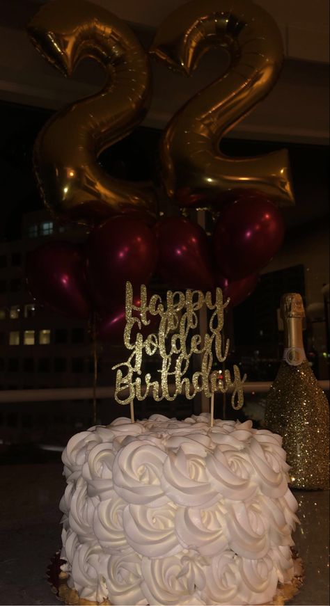 Champagne Birthday Ideas Themed Parties, Golden 21st Birthday, 25th Golden Birthday Ideas, 24th Golden Birthday Ideas, 24 Karat Birthday Theme, Champagne Aesthetic Party, Gold Theme Birthday Cake, 21st Golden Birthday Ideas, Ideas For Golden Birthday