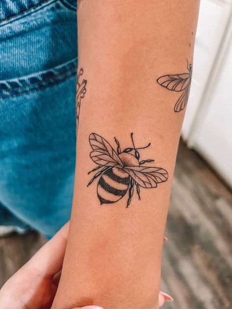 Cute Side Neck Tattoos For Women, Front Of Forearm Tattoo Women, Tattoos To Get On Vacation, Walk In Tattoo Ideas, Tatooo Delicadas, Bee Tattoo Design, Hand Tattoos For Women, Tatuaje A Color, Bee Tattoo