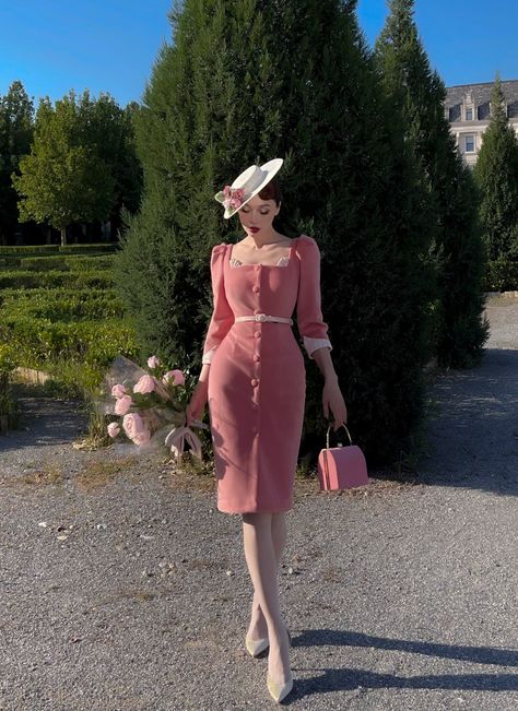 40s Aesthetic Fashion Women, 50s Fashion Inspiration, Vintage Outfits 40s 1940s Style Classy, Modern Princess Outfits Classy, Romantic Travel Outfits, 1950s Feminine Aesthetic, 1950s Fashion Elegant, Old Money Pink Dress, Retro Outfits 50s Style