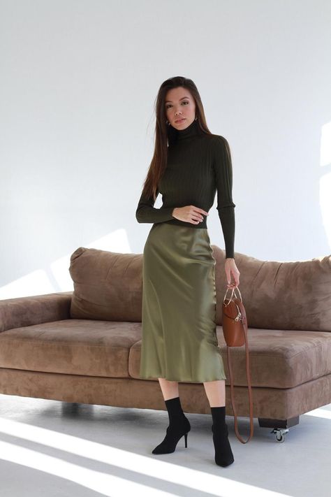 Many colors silk satin skirt bias cut Stretch silk slip skirt | Etsy Army Green Skirt Outfit, Green Skirt Outfit Ideas, Green Skirt Outfit, Outfit Army, Green Skirt Outfits, Green Silk Skirt, Silk Skirt Outfit, Rok Midi, Satin Skirt Outfit