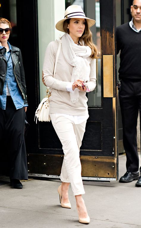 Coral Couture from Jessica Alba's Street Style | E! Online Mode Over 50, White Jeans Winter, Jessica Alba Style, Look Boho Chic, Mode Casual, Looks Street Style, White Outfit, Outfits With Hats, Jessica Alba